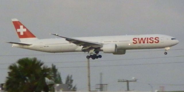 BOEING 777-300ER (HB-JNC)