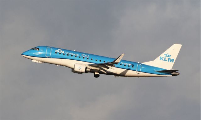 EMBRAER 175 (long wing) (PH-EXH) - klm cityhopper e175std ph-exh training at shannon 12/1/20.