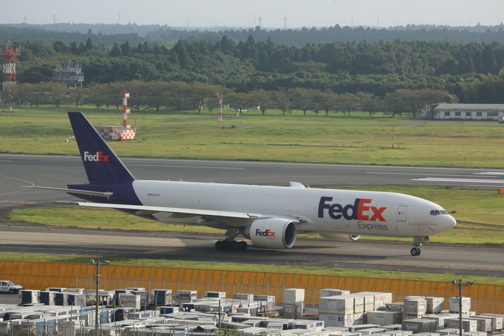 BOEING 777-200LR (N882FD)