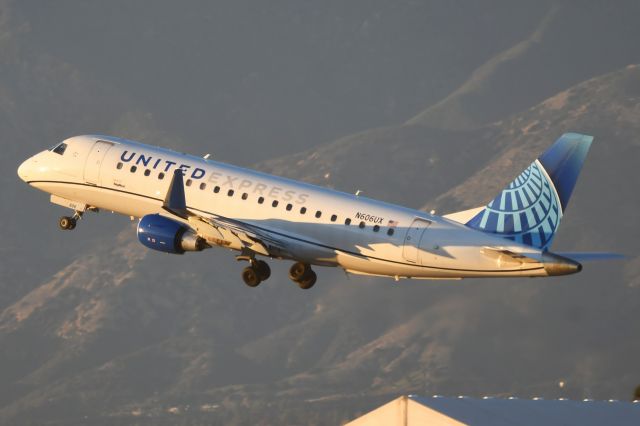 Embraer 175 (N606UX)