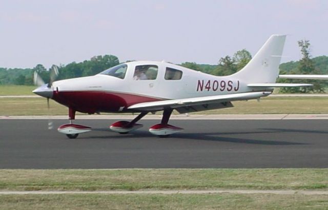 Cessna 350 (N409SJ) - Taxing to park at KHNB...