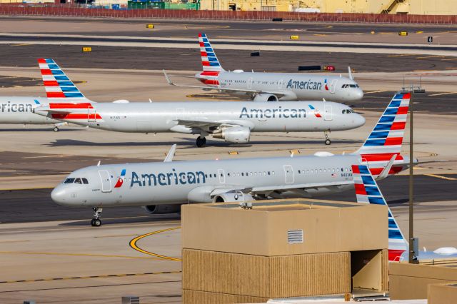 Airbus A321neo (N401AN) - An American Airlines A321 neo taxiing at PHX on 2/13/23, the busiest day in PHX history, during the Super Bowl rush. Taken with a Canon R7 and Canon EF 100-400 II L lens.