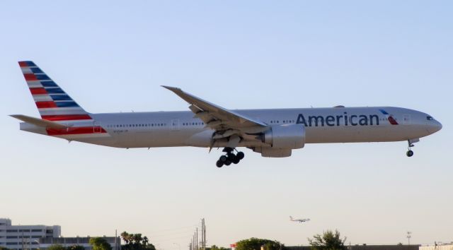 BOEING 777-300ER (N725AN)