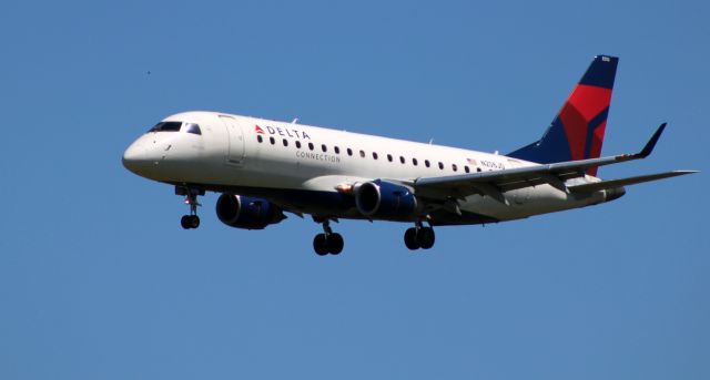Embraer ERJ 175 (N206JQ) - On final is this 2008 Delta Airlines Connection Embraer ERJ 170-200LR in the Spring of 2021.