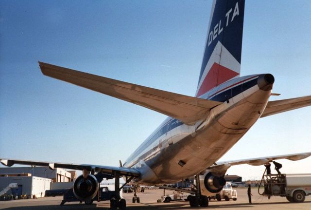 Boeing 757-200 (N604DL)