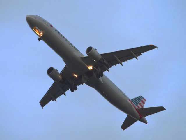 Airbus A321 (N174US) - An American Airlines A321-211 in a steep climb during a go-around at Philadelphia International Airport on November 23rd, 2016. A Delta Airlines 717 failed to vacate the runway at their assigned taxiway.