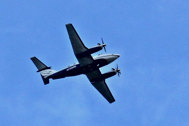 Beechcraft Super King Air 200 (N728WE) - Photo taken on 30-Sep-2017 at 1620HrsEDT while the aircraft was over Wayne, NJ enroute to Morristown Municipal Airport. 