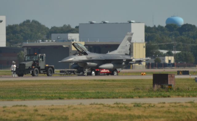 Lockheed F-16 Fighting Falcon (NAG507) - SD ANG 507 being assisted from the main runway at Sioux Falls after suffering a landing issue.