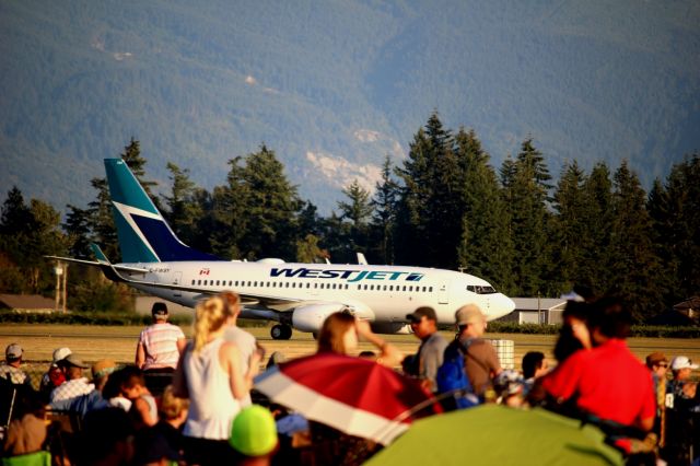 Boeing 737-700 (C-FWSY) - WestJet landing during Abbotsford International Airshow. 