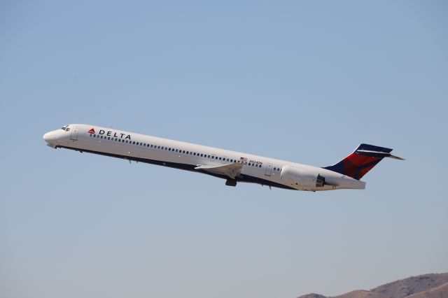 McDonnell Douglas MD-90 (N924DN)