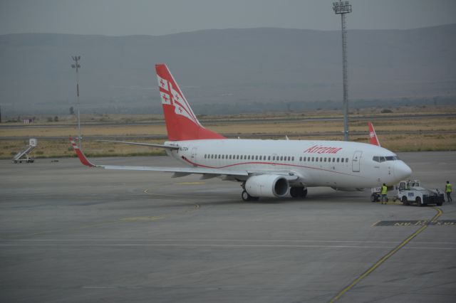 Boeing 737-700 (4L-TGN)