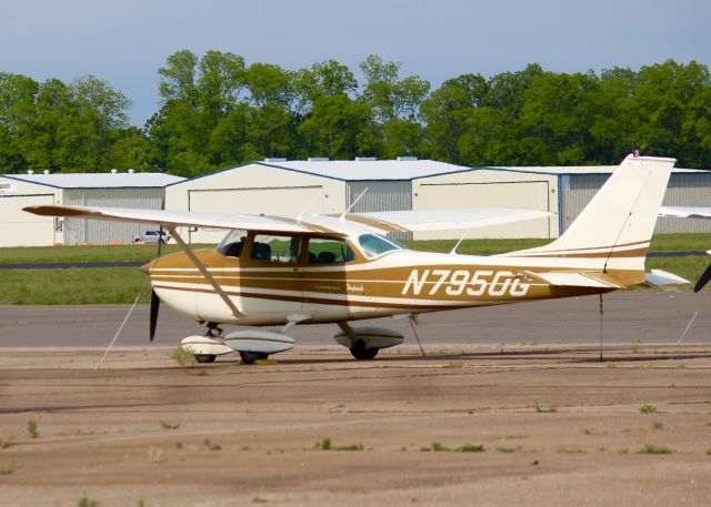 Cessna Skyhawk (N7950G) - At Downtown Shreveport.