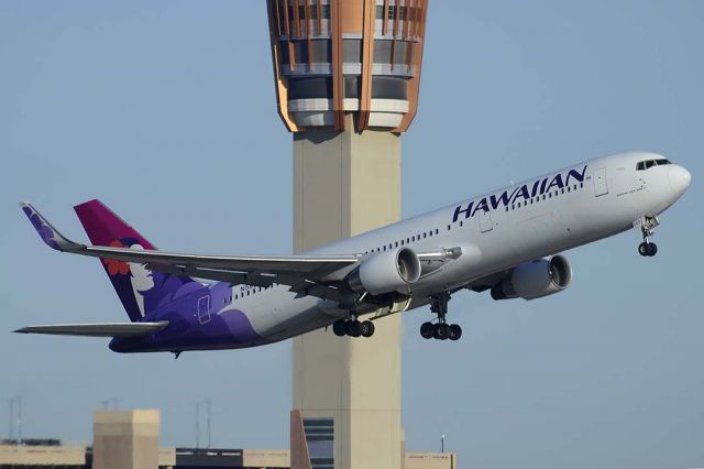 BOEING 767-300 (N580HA) - Hawaiian Boeing 767-33A N580HA at Phoenix Sky Harbor Airport on March 7, 2015. 