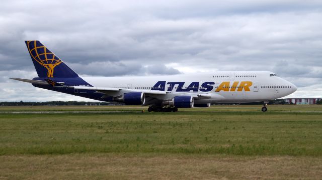 Boeing 747-400 (N465MC)