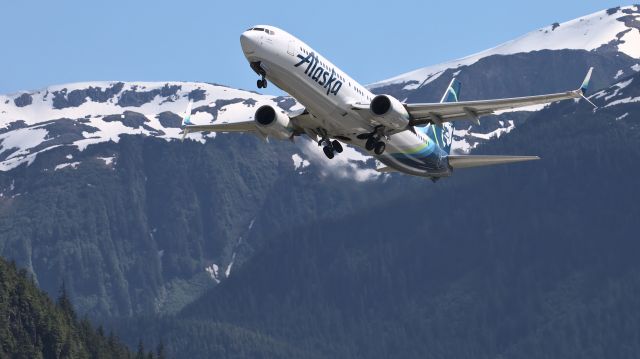 Boeing 737-900 (N224AK) - Departing Juneau to the north