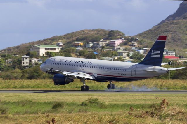 Airbus A320 (N104UW)