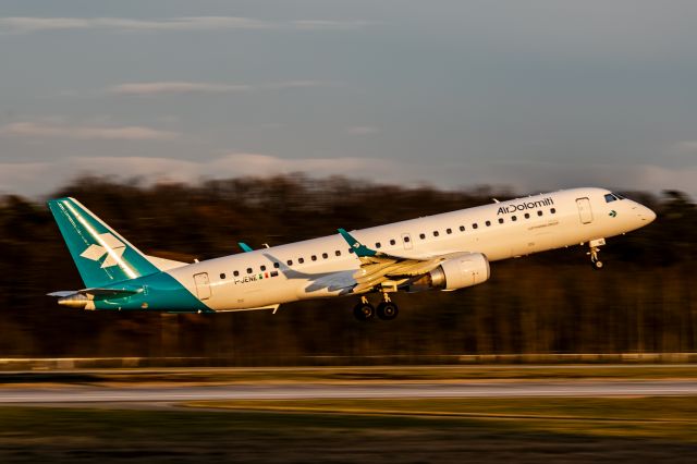 Embraer ERJ-190 (I-JENE)