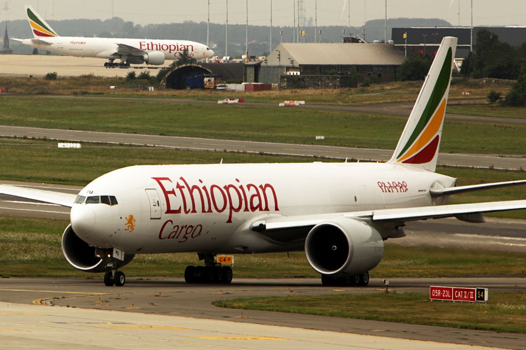 BOEING 777-200LR (ET-APU)