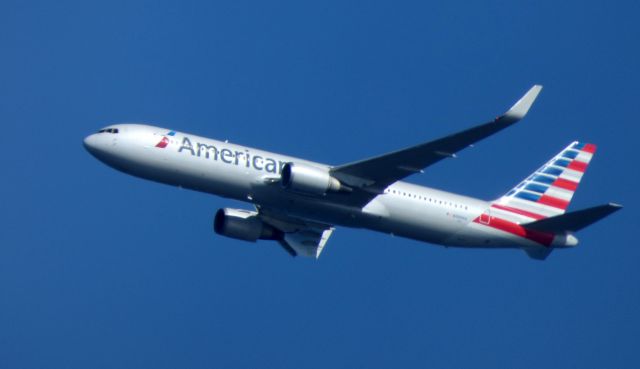 BOEING 767-300 (N389AA) - Shown here is an American Airlines Boeing 767-300 a few minutes until landing in New York in the Spring of 2017.