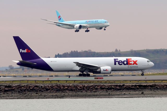 Boeing 787-8 (HL8084) - FDX 822 to Memphis holding on 27 as 'Koreanair 91' arrives from Seoul arrives on 33L