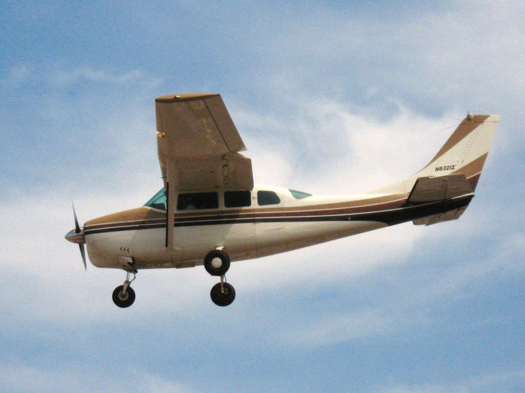 Cessna 205 (N8321Z) - LANDING ON RWY 24