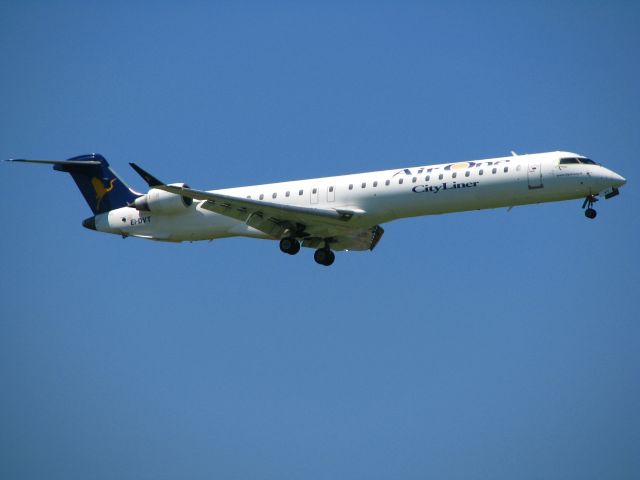 Canadair Regional Jet CRJ-900 (EI-DVT) - Landing