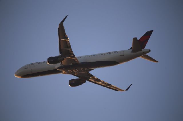 Airbus A321 (N335DN)