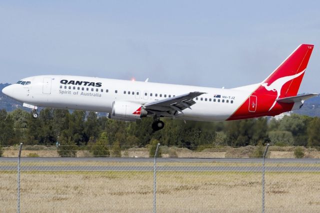 BOEING 737-400 (VH-TJZ) - A Qantas old girl about to put down on runway 05. Friday, 19th April 2013.