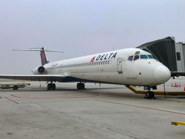 McDonnell Douglas MD-88 (N902DE) - Foggy morning at GSP.