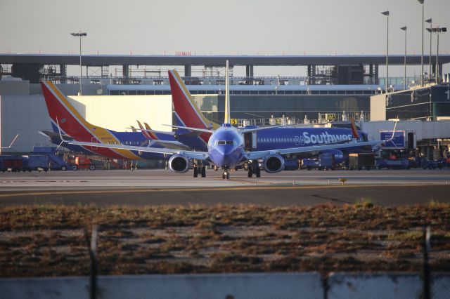 Boeing 737-700 (N7704B)