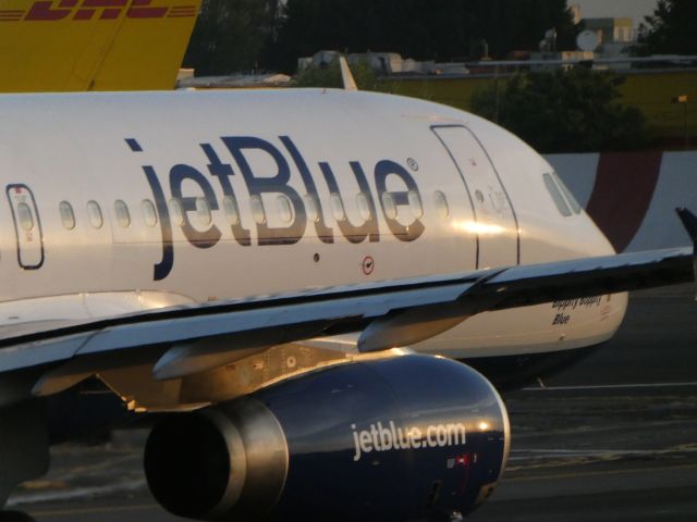 Airbus A320 (N565JB) - Short of 05L...
