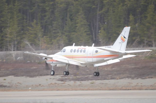 Beechcraft King Air 100 (C-FHGG) - CRQ590 en mode MEDEVAC en atterrissage à CYEY le 4 mai 2014