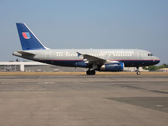 Airbus A319 (N814UA) - Taxiing to gate after landing