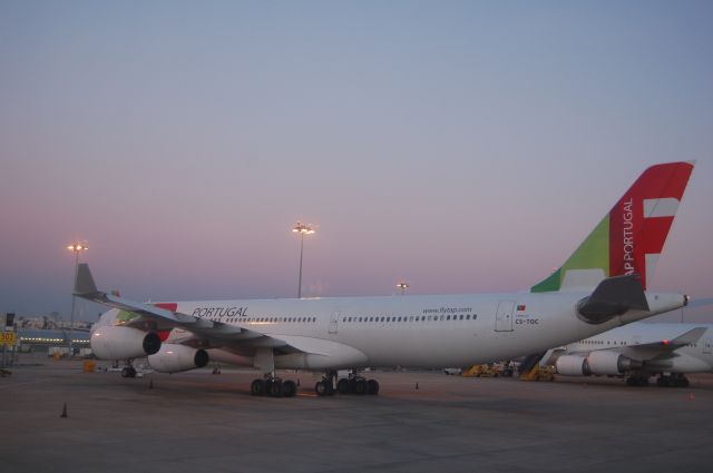 Airbus A340-300 (CS-TOC)