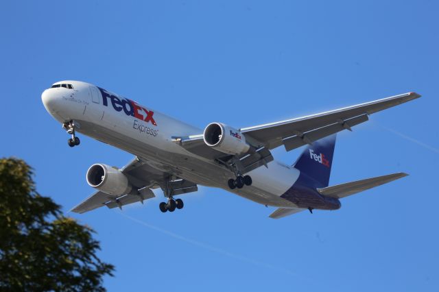 BOEING 767-300 (N125FE)