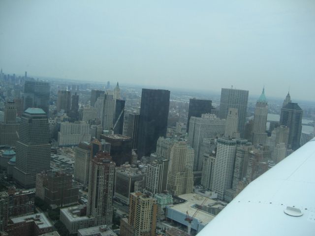 Piper Cherokee (N146AV) - flying along side NYC on a hazy summer day in august 2007