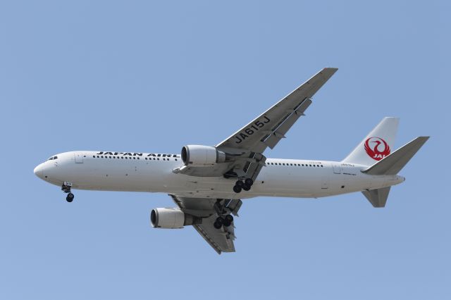 BOEING 767-300 (JA615J) - 18 May 2015: HND-HKD.
