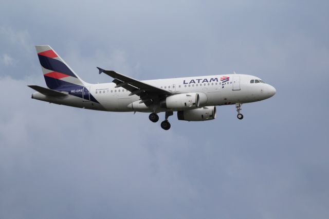 Airbus A319 (HC-CPZ) - LATAM Airlines Ecuador (XL) HC-CPZ A319-132 [cn 4598]br /Quito Mariscal Sucre (UIO). LATAM Airlines Ecuador flight XL1386 from Guayaquil José Joaquín De Olmedo (GYE) on final approach.br /Taken from embankment alongside Conector Alpachaca highway 2 miles south of the airport.br /2018 04 06br /a rel=nofollow href=http://alphayankee.smugmug.com/Airlines-and-Airliners-Portfolio/Airlines/AmericasAirlines/LATAM-Airlines-LAJJLPPZXL4C4Mhttps://alphayankee.smugmug.com/Airlines-and-Airliners-Portfolio/Airlines/AmericasAirlines/LATAM-Airlines-LAJJLPPZXL4C4M/a