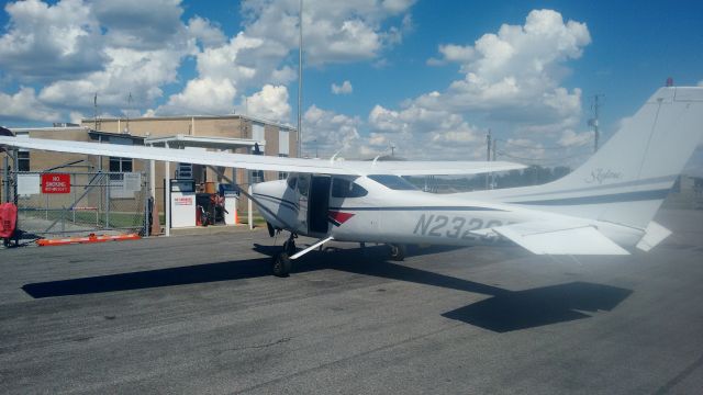 Cessna Skylane (N232SB) - Gassing up in Gadsden Alabama
