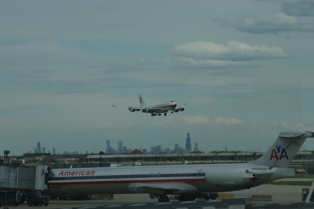 — — - Chicago Sky Line and Landing 747 Traffic
