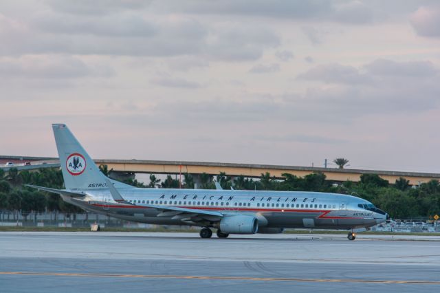 Boeing 737-800 (N951AA) - AstroJet (4/3/14)