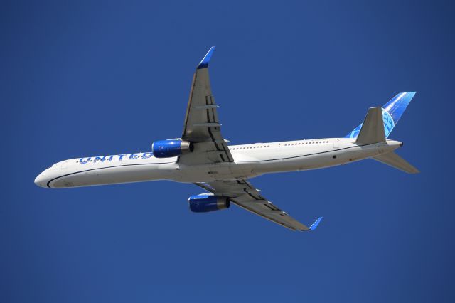 BOEING 757-300 (N75851)