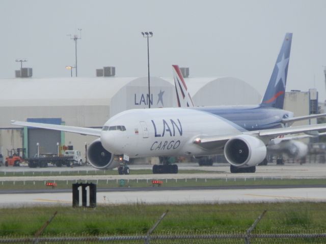 BOEING 777-200LR (N776LA)