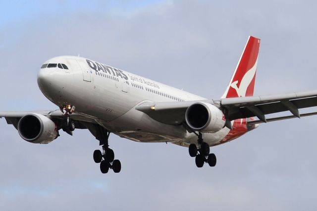 Airbus A330-200 (VH-EBO)