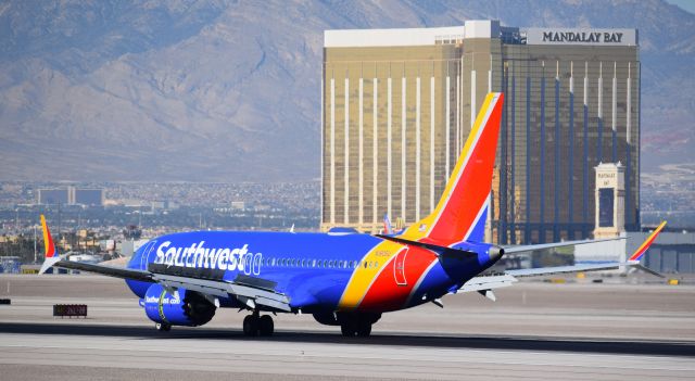Boeing 737 MAX 8 (N1805U)