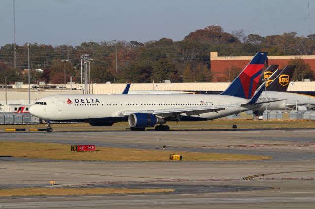 BOEING 767-300 (N176DZ)