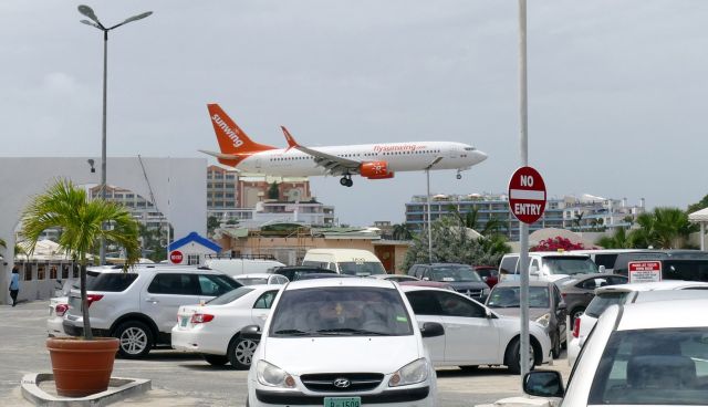 Boeing 737-800 (C-FYJD)