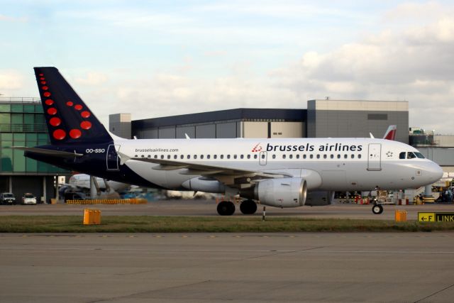 Airbus A319 (OO-SSO) - Taxiing to Stand 218 on 12-Oct-17 operating flight SN2095 from EBBR.