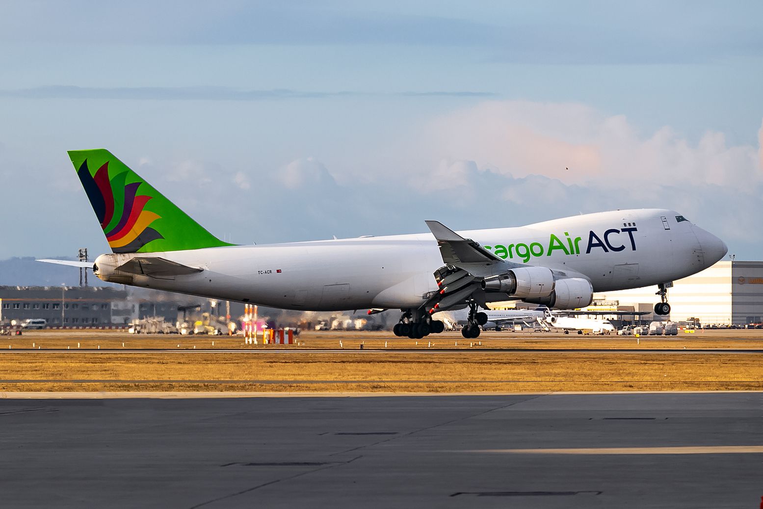 Boeing 747-400 (TC-ACR)