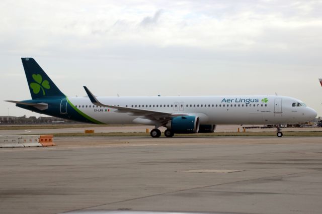 Airbus A321neo (EI-LRB) - Taxiing to Terminal 2 on 4-Oct-19 operating flight EIN154 from EIDW.